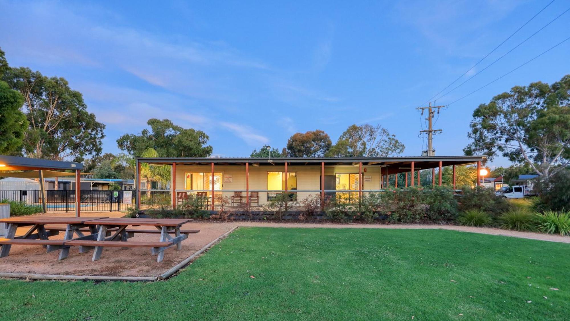 Yarrawonga Riverlands Tourist Park Екстериор снимка